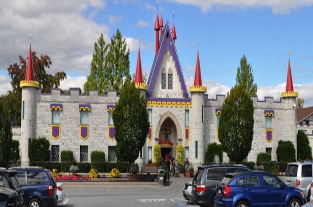 Featuring exceptional rides, shows and attractions, Dutch Wonderland offers fun-filled days of family-friendly entertainment.