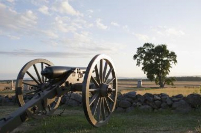 Approximately 653 cannons were assigned to the two armies (372 to the Union Army and 281 to the Confederate Army) in the Gettysburg Campaign, and that today there are approximately 370 cannons that sit on the battlefield that had been placed by the Gettysburg Battlefield Memorial Association.