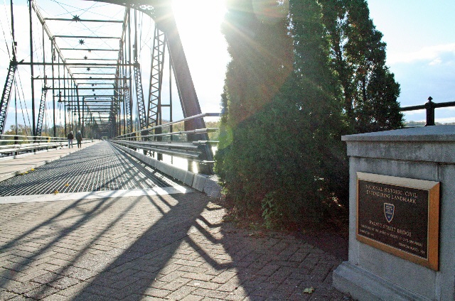 The island provides family-based amusements such as the City Island Railroad (complete with a Crown Metal Products steam locomotive), carousel, "Pride of the Susquehanna" paddlewheel riverboat, horse-drawn carriage rides, batting cages, miniature golf, a riverside village and a concrete beach.