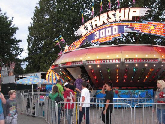 While standing inside this rotating platform, the floors fall from beneath you as you remain stuck on the wall from the force of this dizzying ride. 