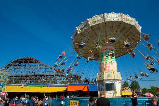 Like the fanciful flight of a whirlwind, the Yo-Yo spins riders through the sky, creating a delightful feeling of freedom. This fun ride dangles riders in swings for high-flying action.